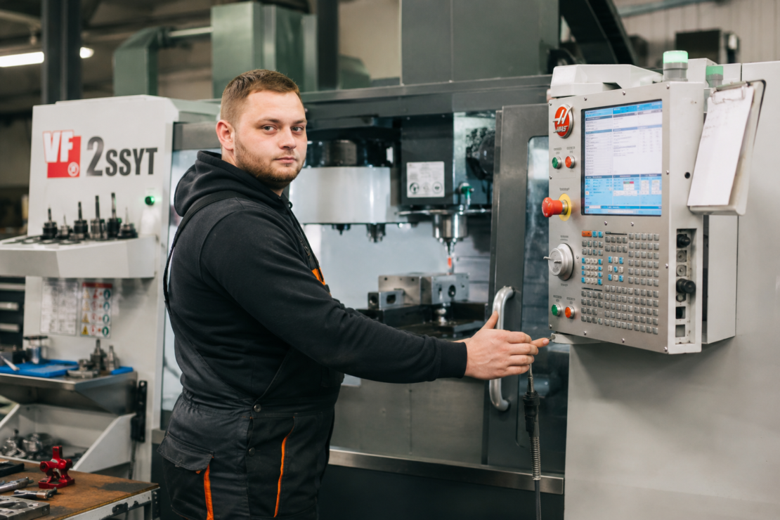 Operator CNC czy programista CNC – czym różnią się te stanowiska?