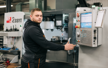Operator CNC czy programista CNC – czym różnią się te stanowiska?