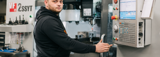 Operator CNC czy programista CNC – czym różnią się te stanowiska?